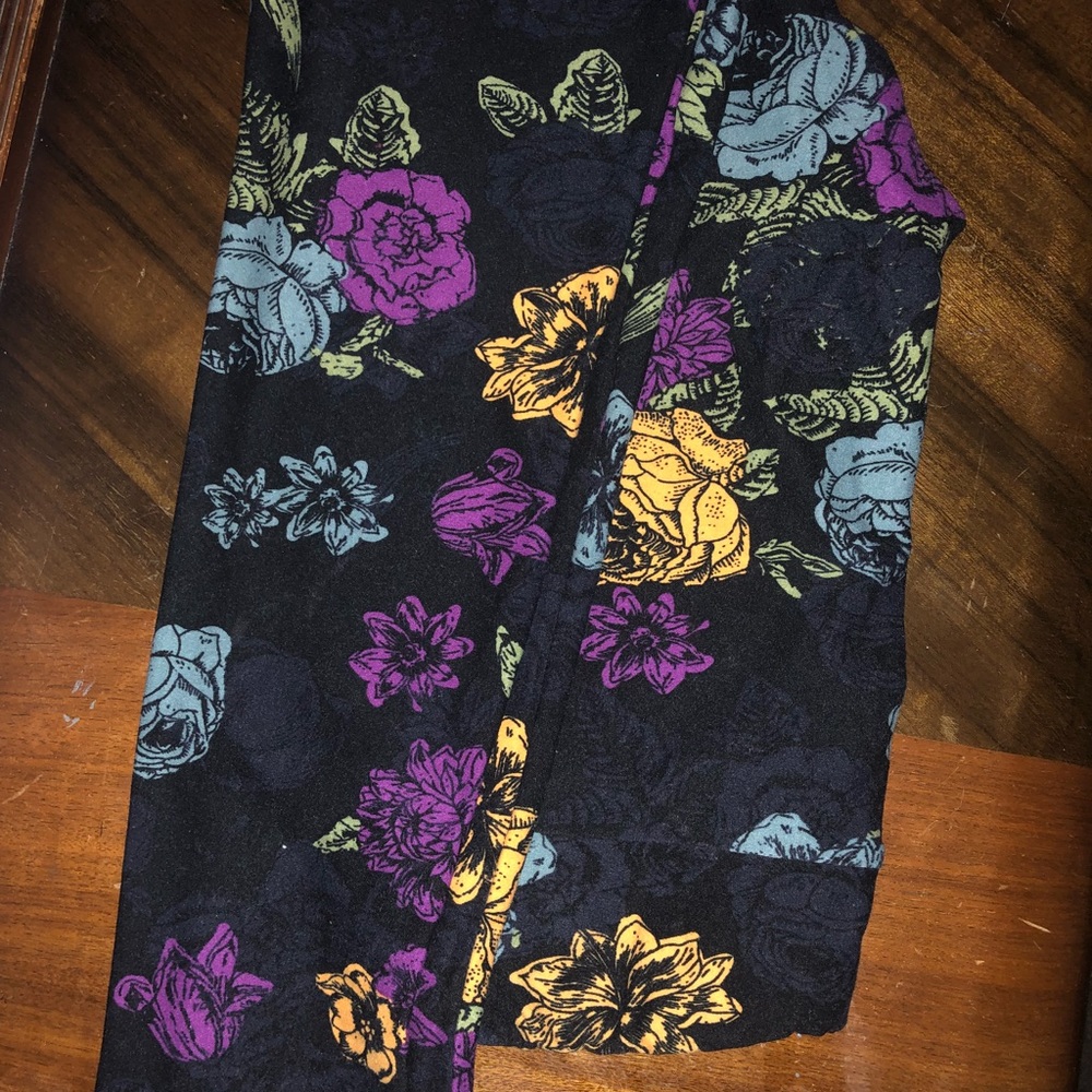 One size rose leggings Lularoe